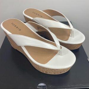 NWT Torrid White Thong Wedge Sandal Size 7 Wide
